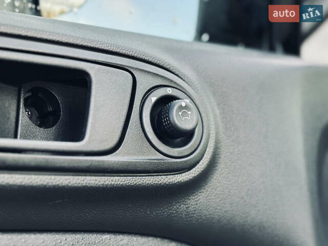 Черный Форд Фиеста, объемом двигателя 1.6 л и пробегом 63 тыс. км за 8399 $, фото 14 на Automoto.ua