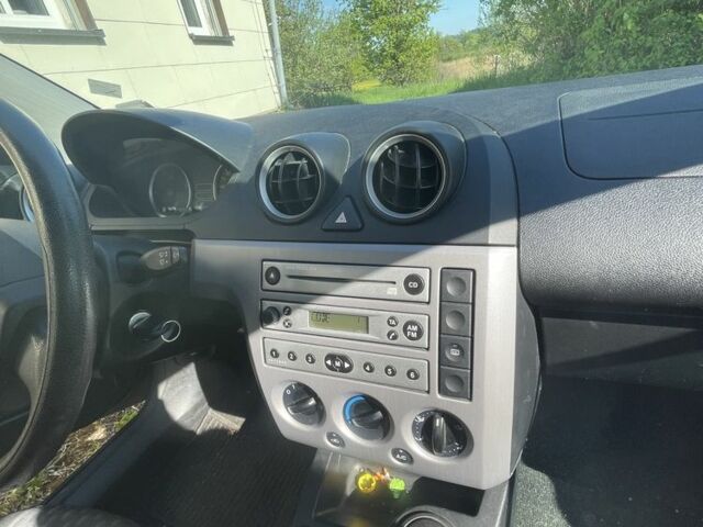 Чорний Форд Фієста, об'ємом двигуна 1.6 л та пробігом 186 тис. км за 1000 $, фото 5 на Automoto.ua