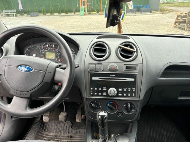 Фиолетовый Форд Фиеста, объемом двигателя 1.3 л и пробегом 220 тыс. км за 3000 $, фото 6 на Automoto.ua