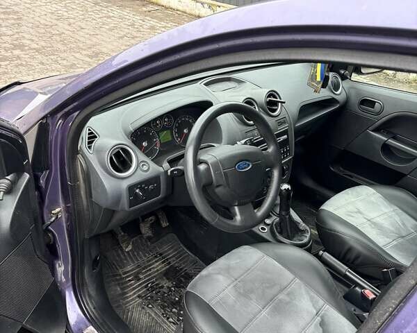 Фиолетовый Форд Фиеста, объемом двигателя 1.3 л и пробегом 220 тыс. км за 3000 $, фото 7 на Automoto.ua