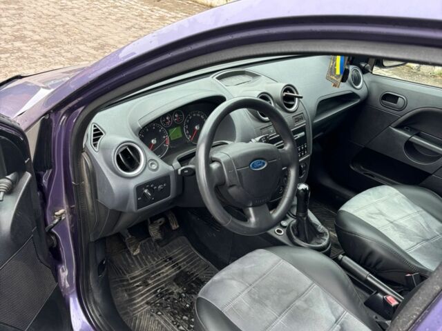 Фиолетовый Форд Фиеста, объемом двигателя 1.3 л и пробегом 220 тыс. км за 3000 $, фото 5 на Automoto.ua