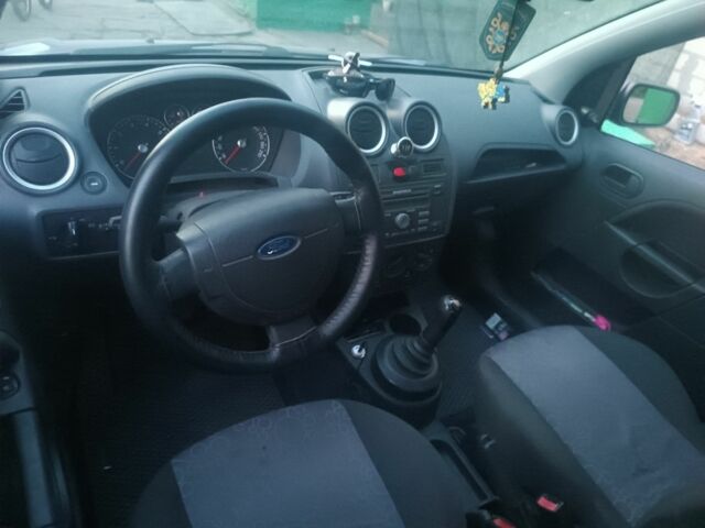 Фіолетовий Форд Фієста, об'ємом двигуна 1.4 л та пробігом 277 тис. км за 3000 $, фото 5 на Automoto.ua