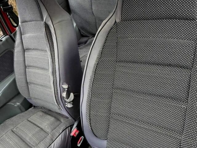 Красный Форд Фиеста, объемом двигателя 1.3 л и пробегом 300 тыс. км за 663 $, фото 5 на Automoto.ua