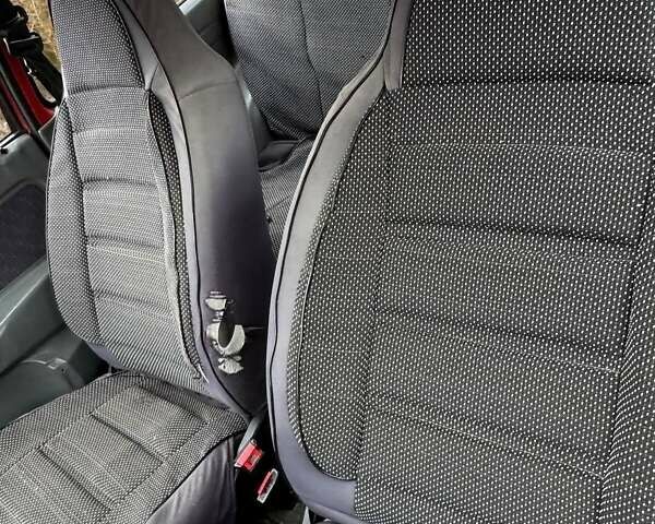 Красный Форд Фиеста, объемом двигателя 1.3 л и пробегом 300 тыс. км за 663 $, фото 4 на Automoto.ua