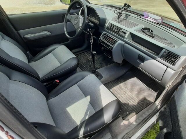 Красный Форд Фиеста, объемом двигателя 1.4 л и пробегом 200 тыс. км за 1100 $, фото 4 на Automoto.ua