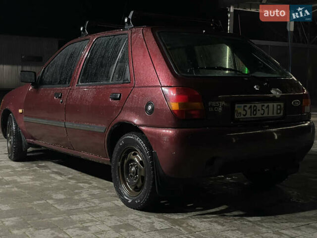 Красный Форд Фиеста, объемом двигателя 1.1 л и пробегом 300 тыс. км за 1100 $, фото 1 на Automoto.ua