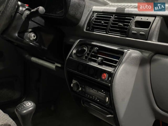 Красный Форд Фиеста, объемом двигателя 1.1 л и пробегом 300 тыс. км за 1100 $, фото 12 на Automoto.ua