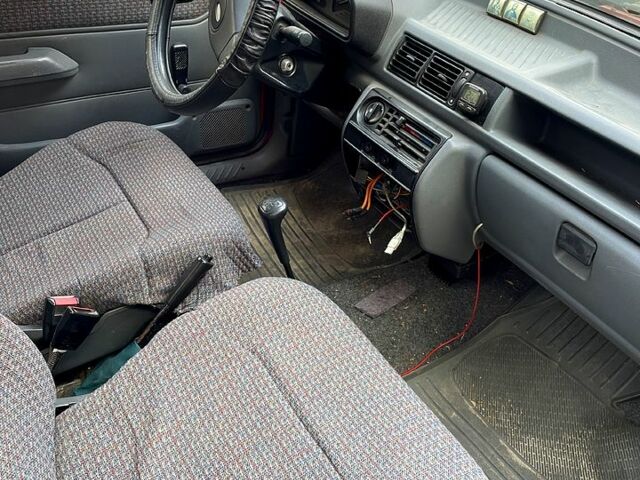 Красный Форд Фиеста, объемом двигателя 1.1 л и пробегом 210 тыс. км за 750 $, фото 12 на Automoto.ua