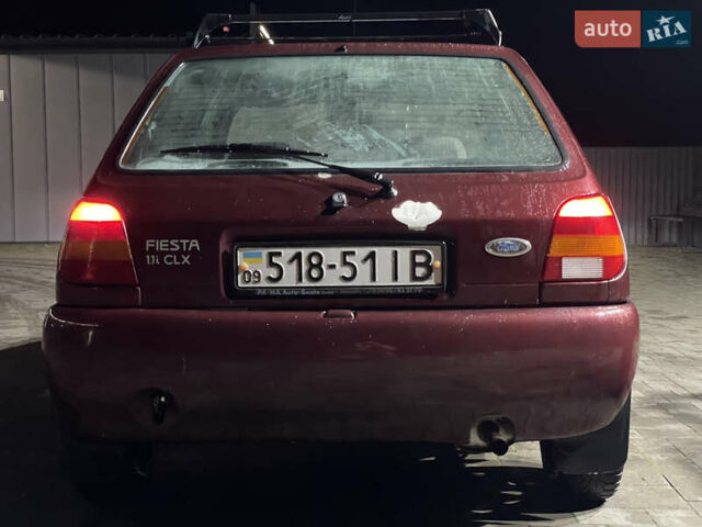 Красный Форд Фиеста, объемом двигателя 1.1 л и пробегом 300 тыс. км за 1100 $, фото 5 на Automoto.ua