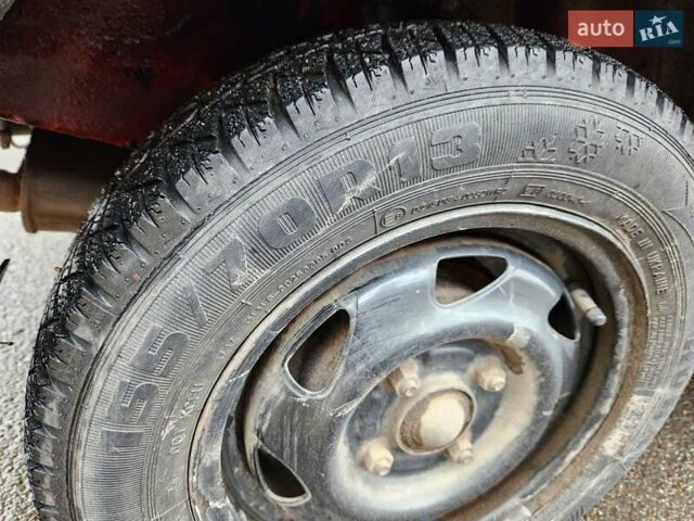 Красный Форд Фиеста, объемом двигателя 1.1 л и пробегом 358 тыс. км за 650 $, фото 10 на Automoto.ua