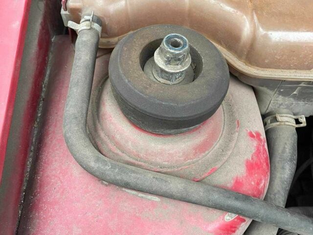 Красный Форд Фиеста, объемом двигателя 1.3 л и пробегом 200 тыс. км за 2200 $, фото 2 на Automoto.ua