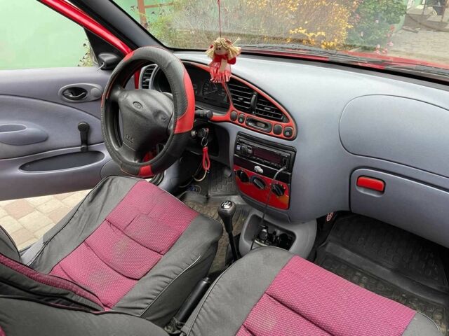 Красный Форд Фиеста, объемом двигателя 1.3 л и пробегом 200 тыс. км за 2200 $, фото 3 на Automoto.ua