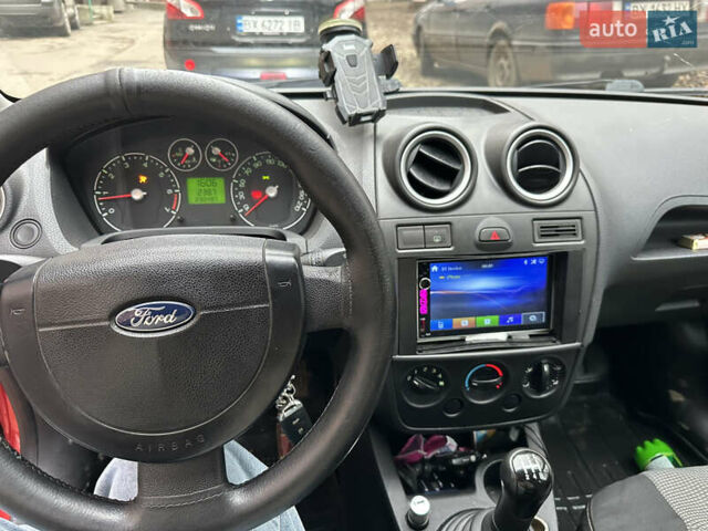 Червоний Форд Фієста, об'ємом двигуна 1.25 л та пробігом 230 тис. км за 3100 $, фото 14 на Automoto.ua