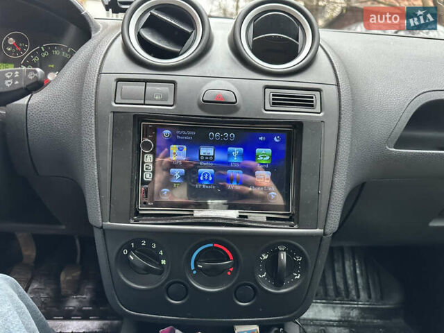 Червоний Форд Фієста, об'ємом двигуна 1.25 л та пробігом 230 тис. км за 3100 $, фото 12 на Automoto.ua