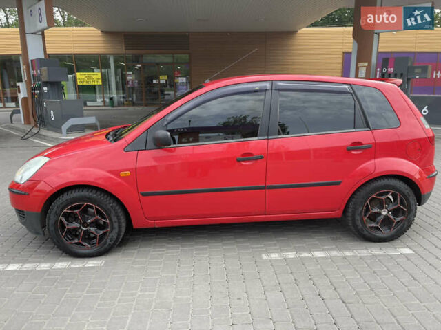 Красный Форд Фиеста, объемом двигателя 1.3 л и пробегом 115 тыс. км за 3550 $, фото 3 на Automoto.ua