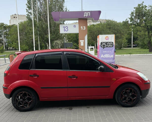 Красный Форд Фиеста, объемом двигателя 1.3 л и пробегом 115 тыс. км за 3550 $, фото 2 на Automoto.ua