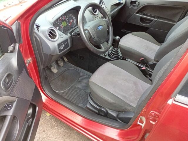 Красный Форд Фиеста, объемом двигателя 1.3 л и пробегом 190 тыс. км за 3800 $, фото 9 на Automoto.ua