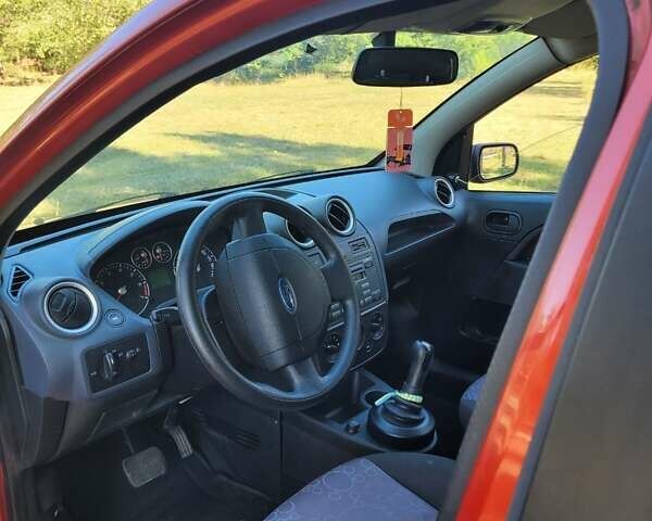 Красный Форд Фиеста, объемом двигателя 1.39 л и пробегом 240 тыс. км за 3600 $, фото 11 на Automoto.ua