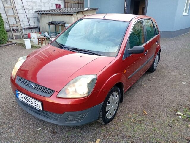 Красный Форд Фиеста, объемом двигателя 1.3 л и пробегом 190 тыс. км за 3800 $, фото 2 на Automoto.ua