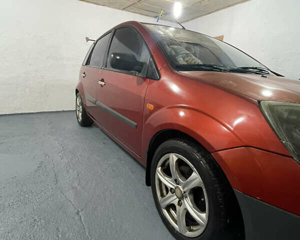 Красный Форд Фиеста, объемом двигателя 1.4 л и пробегом 214 тыс. км за 3500 $, фото 3 на Automoto.ua