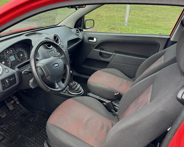 Красный Форд Фиеста, объемом двигателя 1.4 л и пробегом 210 тыс. км за 3650 $, фото 11 на Automoto.ua