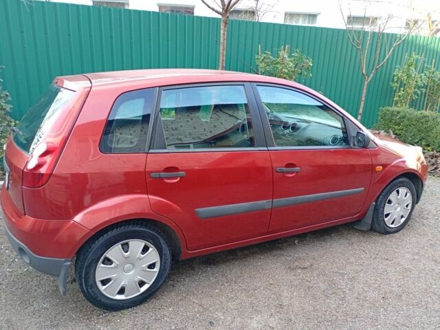 Красный Форд Фиеста, объемом двигателя 1.3 л и пробегом 190 тыс. км за 3800 $, фото 5 на Automoto.ua