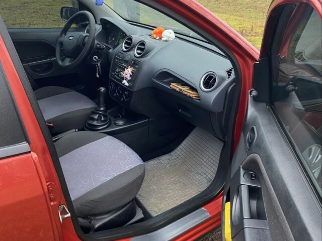 Червоний Форд Фієста, об'ємом двигуна 1.2 л та пробігом 226 тис. км за 3600 $, фото 11 на Automoto.ua