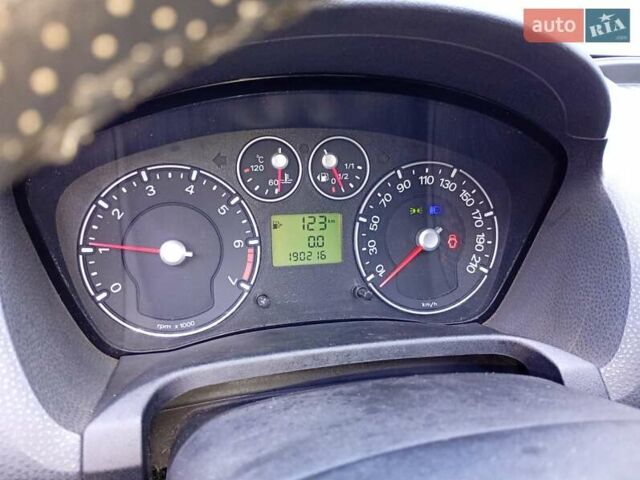 Красный Форд Фиеста, объемом двигателя 1.3 л и пробегом 180 тыс. км за 3800 $, фото 12 на Automoto.ua