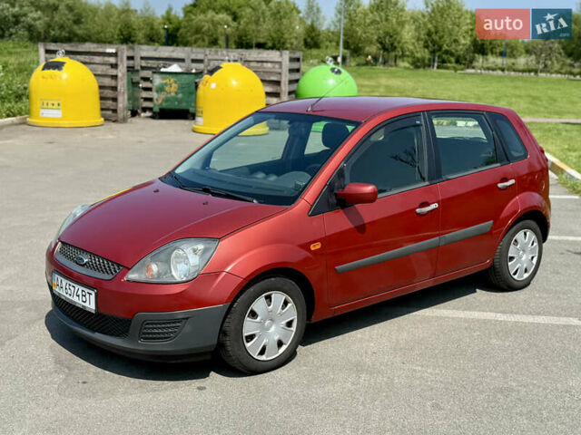 Красный Форд Фиеста, объемом двигателя 1.3 л и пробегом 150 тыс. км за 3800 $, фото 4 на Automoto.ua