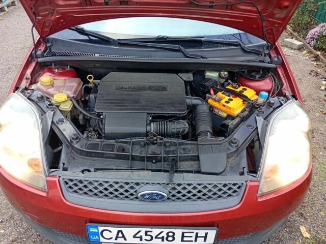 Красный Форд Фиеста, объемом двигателя 1.3 л и пробегом 190 тыс. км за 3800 $, фото 10 на Automoto.ua