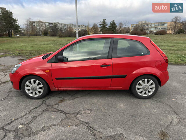 Красный Форд Фиеста, объемом двигателя 1.4 л и пробегом 210 тыс. км за 3650 $, фото 2 на Automoto.ua