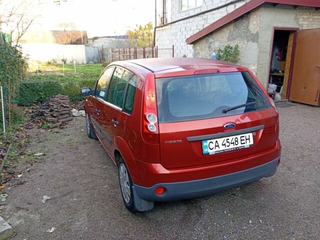 Красный Форд Фиеста, объемом двигателя 1.3 л и пробегом 190 тыс. км за 3800 $, фото 3 на Automoto.ua