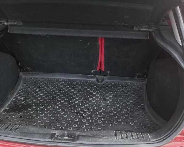 Красный Форд Фиеста, объемом двигателя 1.3 л и пробегом 85 тыс. км за 4200 $, фото 4 на Automoto.ua