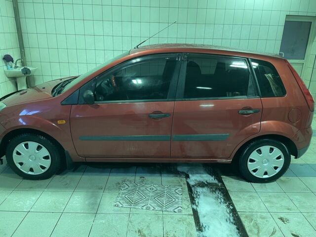 Червоний Форд Фієста, об'ємом двигуна 1.2 л та пробігом 200 тис. км за 3500 $, фото 3 на Automoto.ua