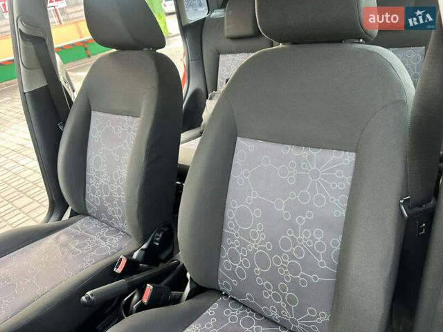 Красный Форд Фиеста, объемом двигателя 1.3 л и пробегом 207 тыс. км за 4900 $, фото 30 на Automoto.ua
