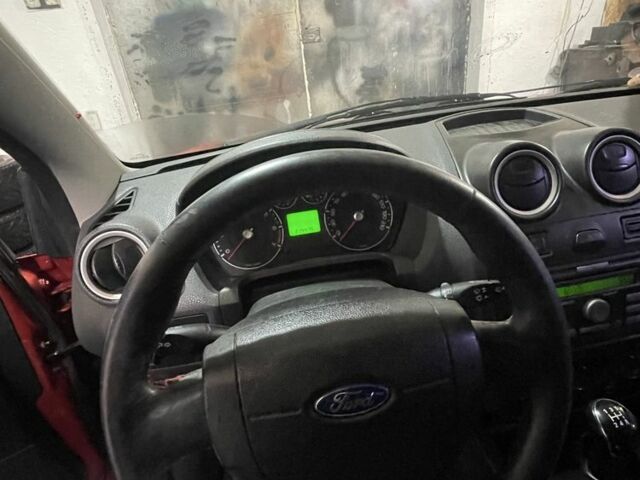 Червоний Форд Фієста, об'ємом двигуна 1.4 л та пробігом 214 тис. км за 3500 $, фото 12 на Automoto.ua