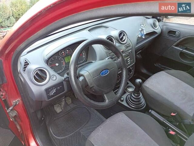 Красный Форд Фиеста, объемом двигателя 1.3 л и пробегом 180 тыс. км за 3800 $, фото 16 на Automoto.ua