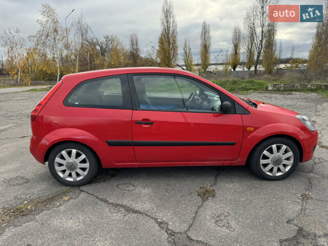 Красный Форд Фиеста, объемом двигателя 1.4 л и пробегом 210 тыс. км за 3650 $, фото 6 на Automoto.ua