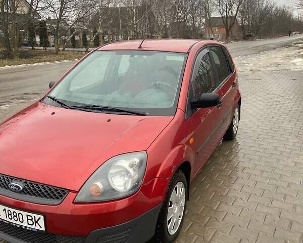 Червоний Форд Фієста, об'ємом двигуна 1.24 л та пробігом 114 тис. км за 4200 $, фото 1 на Automoto.ua