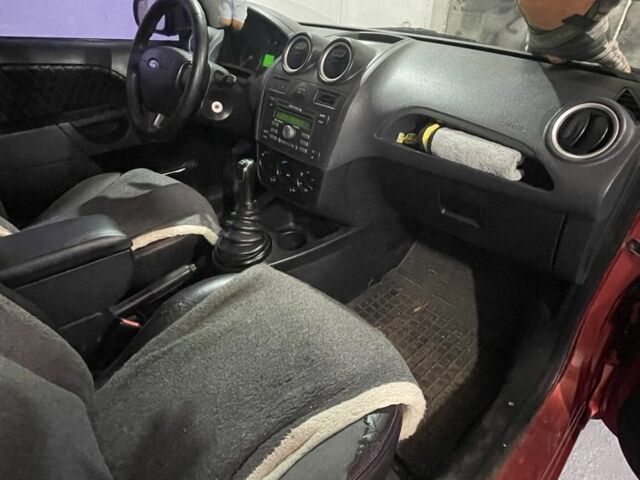 Червоний Форд Фієста, об'ємом двигуна 1.4 л та пробігом 214 тис. км за 3500 $, фото 8 на Automoto.ua