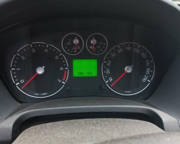 Красный Форд Фиеста, объемом двигателя 1.3 л и пробегом 85 тыс. км за 4200 $, фото 5 на Automoto.ua