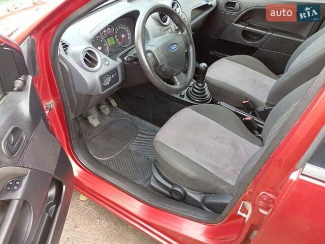 Красный Форд Фиеста, объемом двигателя 1.3 л и пробегом 180 тыс. км за 3800 $, фото 11 на Automoto.ua