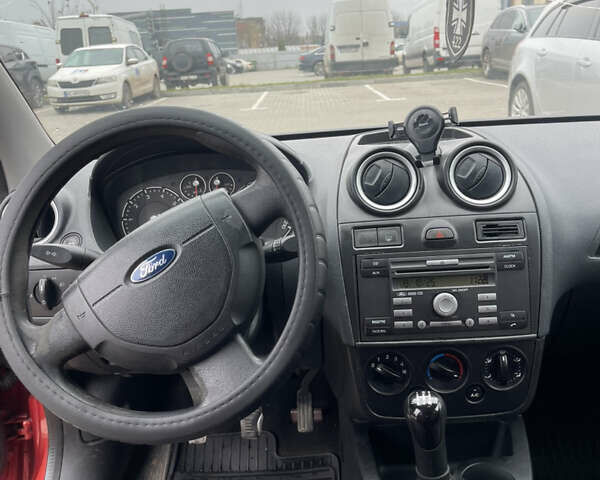 Красный Форд Фиеста, объемом двигателя 1.3 л и пробегом 159 тыс. км за 3450 $, фото 14 на Automoto.ua