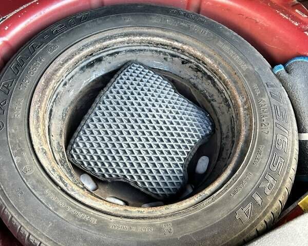 Червоний Форд Фієста, об'ємом двигуна 1.39 л та пробігом 139 тис. км за 5500 $, фото 10 на Automoto.ua