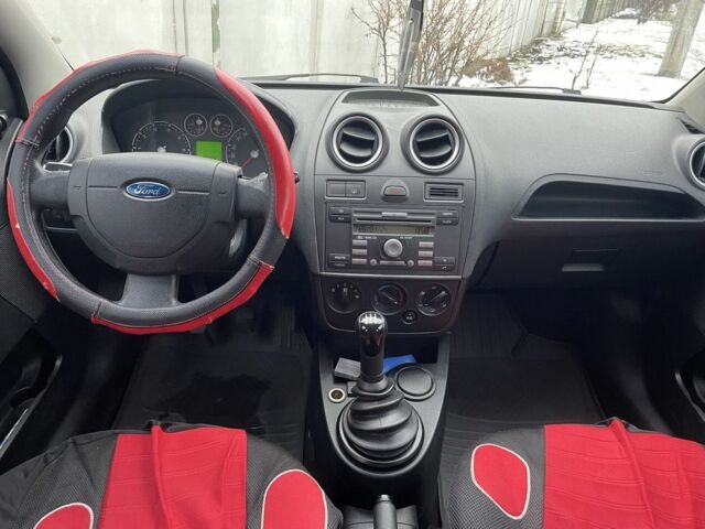 Червоний Форд Фієста, об'ємом двигуна 1.2 л та пробігом 200 тис. км за 3500 $, фото 2 на Automoto.ua