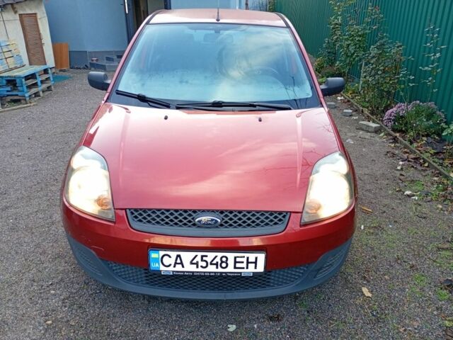 Красный Форд Фиеста, объемом двигателя 1.3 л и пробегом 190 тыс. км за 3800 $, фото 1 на Automoto.ua