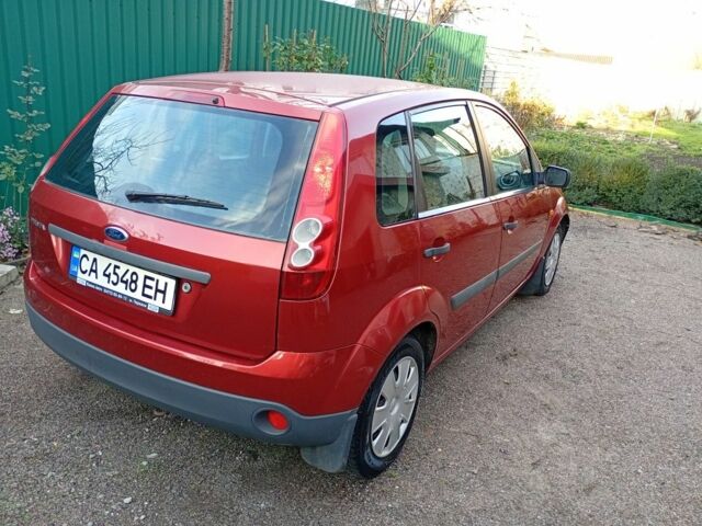 Красный Форд Фиеста, объемом двигателя 1.3 л и пробегом 190 тыс. км за 3800 $, фото 4 на Automoto.ua