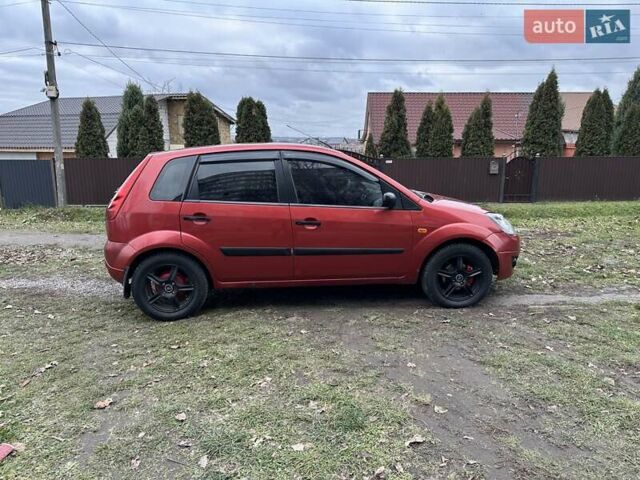 Червоний Форд Фієста, об'ємом двигуна 1.3 л та пробігом 196 тис. км за 1700 $, фото 3 на Automoto.ua