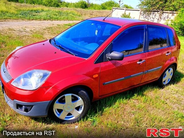 Красный Форд Фиеста, объемом двигателя 1.4 л и пробегом 285 тыс. км за 3350 $, фото 6 на Automoto.ua