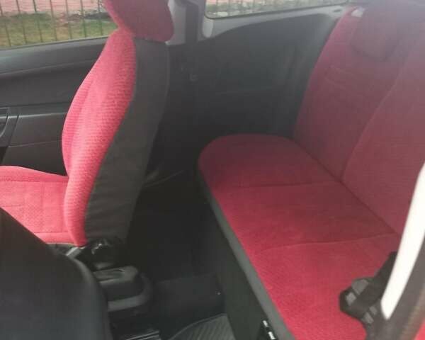 Красный Форд Фиеста, объемом двигателя 1.3 л и пробегом 85 тыс. км за 4200 $, фото 3 на Automoto.ua